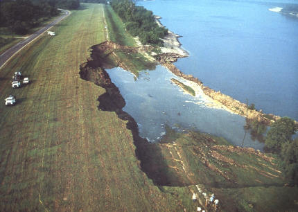 700 ft section of levee slid into the Mississippi River